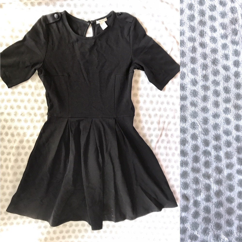 Short sleeved black dress - medium